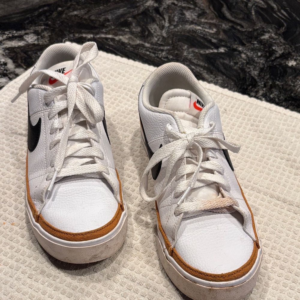 Nike White and Black Casual Sneakers